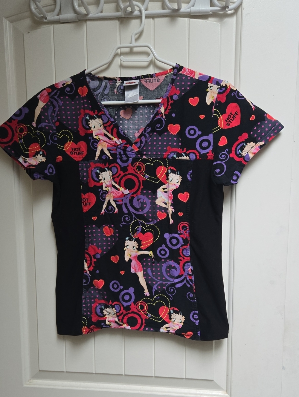 Betty Boop V-Neck Nurse Hospital Scrub Top in Black Purple Red Heart Print Small